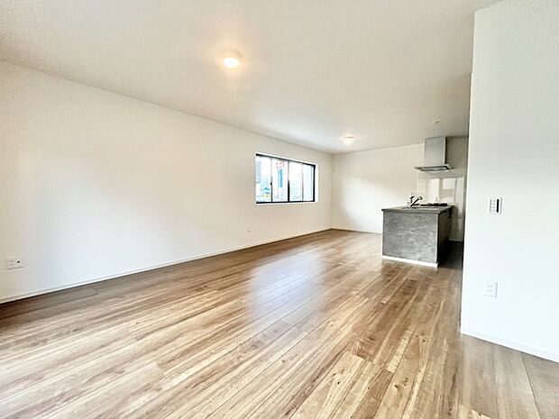 木の温もりを感じる、心地よい広がりが魅力の空間