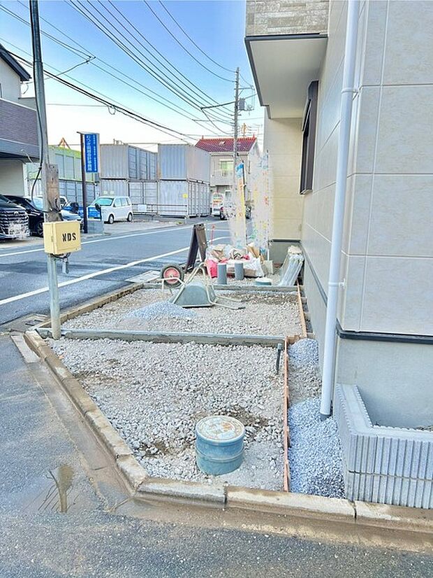 マイカースペースを1台分確保。現地で車幅と共にご確認ください。 