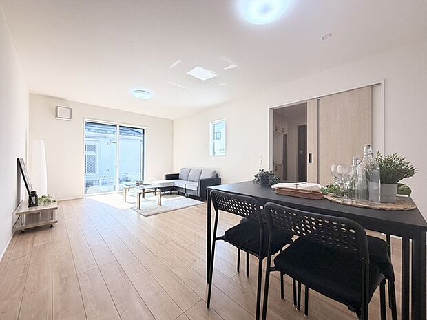 心地よい広がりと柔らかな光が満ちる、穏やかな時間を感じる空間