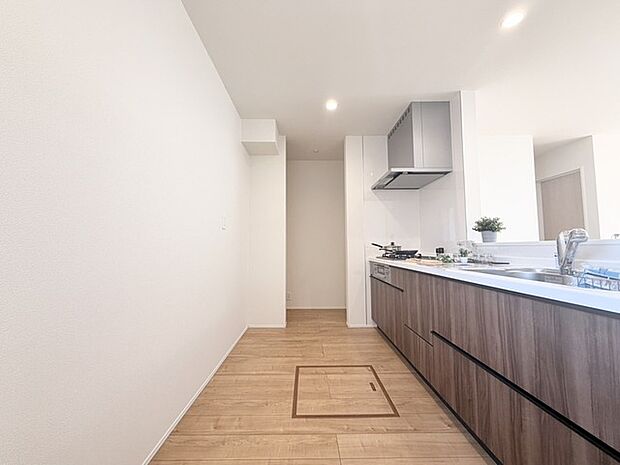 木の温もりと都会的なデザインが調和する、洗練された空間。