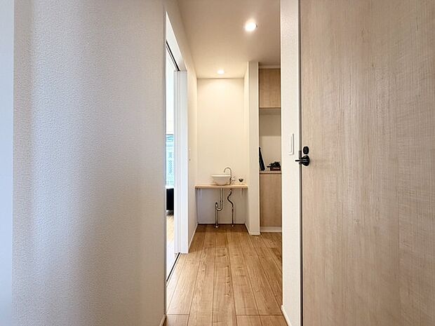 温もりある木目と、どこか落ち着く空間の調和。