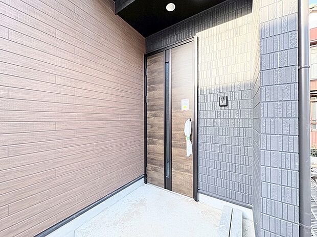 小スペースですが、ポーチ付き。