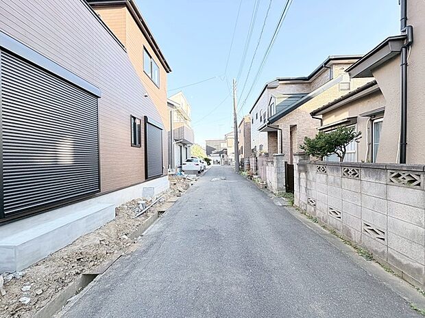 幅員の狭い道ですが、車通りの少ない住宅街に立地してます。