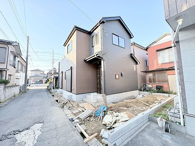 幅員の狭い道ですが、車通りの少ない住宅街に立地してます。