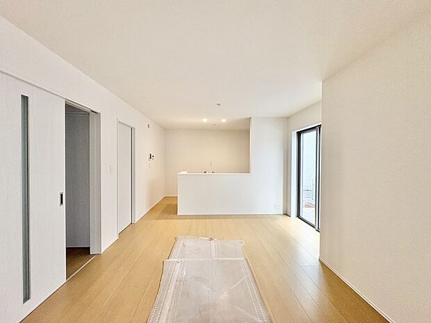 広くすっきりとした空間に、温かみのある床材が心地よさを演出