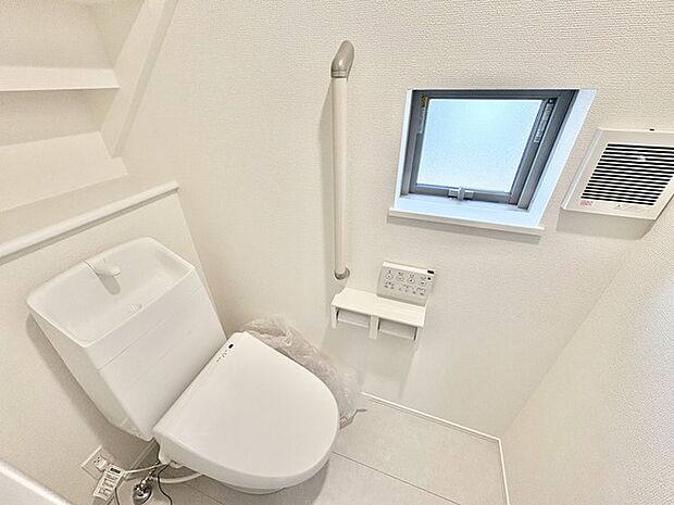 清潔感あふれる空間に、窓からの柔らかな光が心地よく広がる。