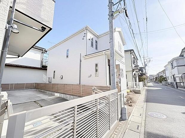 青空に映える、清潔感あふれる外観が穏やかな暮らしを誘います。