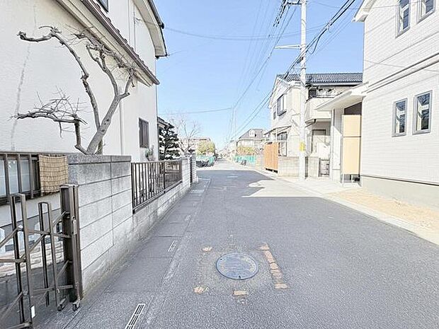 穏やかな空の下、静かな街並みが広がる場所