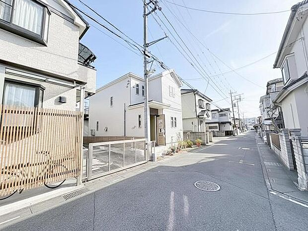 澄み切った空の下、穏やかな日々が流れる街並み