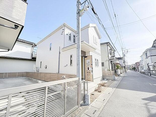 穏やかな空の下、静かな住宅街に佇む住まい