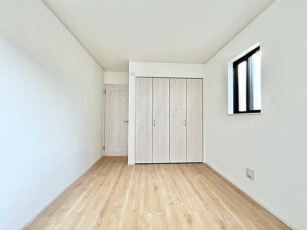 今からここを誰のお部屋にしようか、そんな洋室。