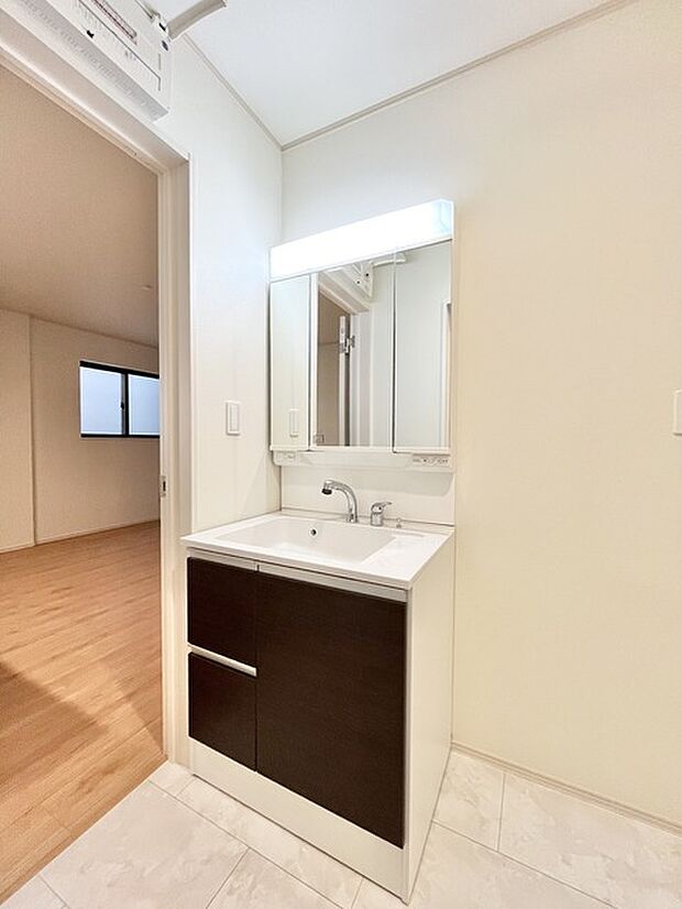 生活用品のレイアウトが見やすい一面鏡タイプの洗面化粧台。 