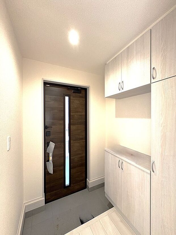 木目の温もりと洗練されたコントラストが調和し、住まいの第一印象を穏やかに整えてくれる空間です。