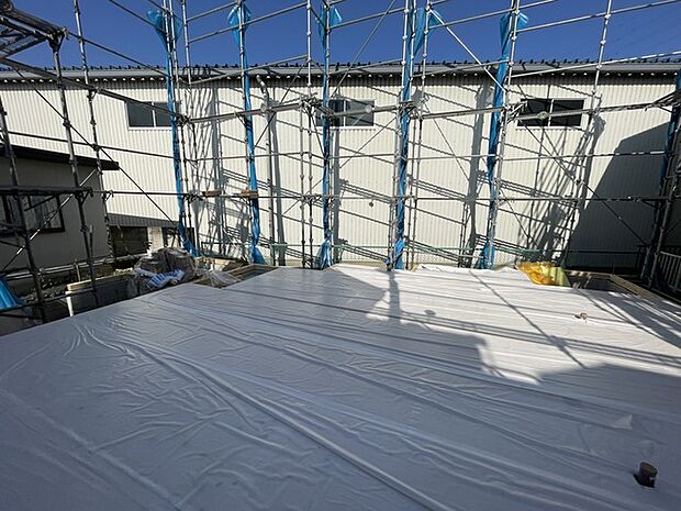 澄んだ空の下、広がる未来への空間