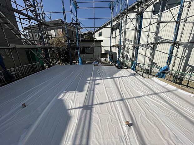 広がる青空と白いシートが、穏やかな日常を予感させます。