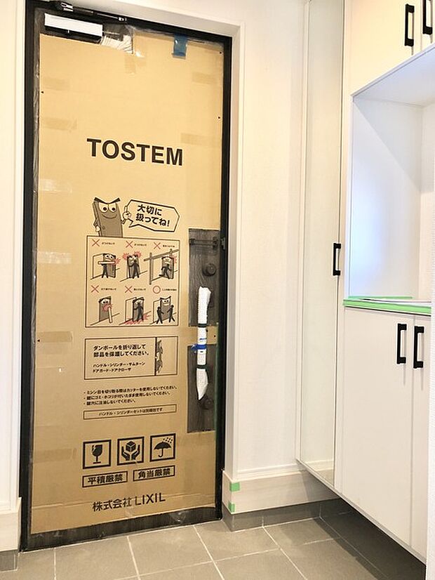 明るく清潔感のある玄関。