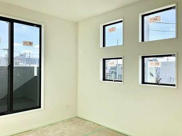 大きめのベッドを置いても、ゆとりが持てる大きさ。7帖の主寝室。 