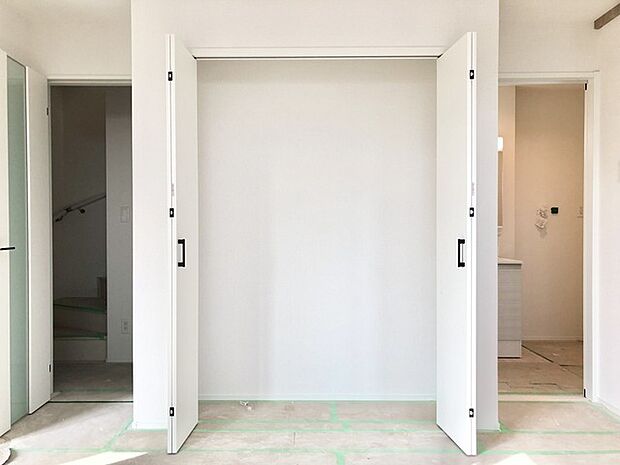 何かとものがあふれやすいリビングに、ちょっと一工夫。うれしい収納空間。