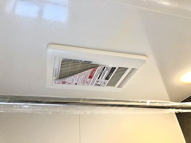 空気もこもらず、いつもクリーンな浴室乾燥機付。 