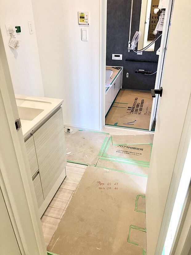 脱衣所は廊下からキッチンへの導線にもなっています。