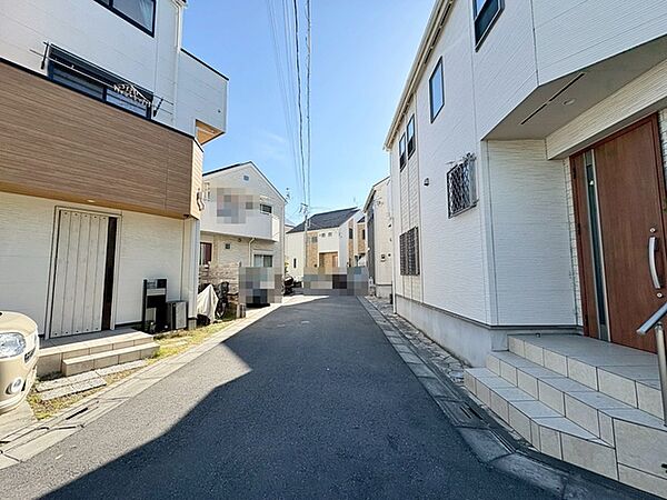 幅員の狭い道ですが、車通りの少ない住宅街に立地してます。