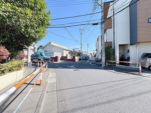 前面道路は歩道も整備され、小さなお子様にも安心です。