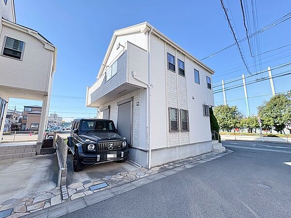大型の車も停められる駐車スペース付き。ぜひ現場でご確認ください。