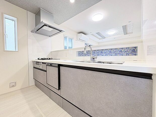 カウンターからはリビングが広く見渡せ、ご家族とのコミュニケーションも弾みます。