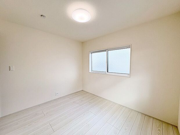 新築の木の匂いのする室内。写真では伝わらないので、ぜひ現地でお確かめください。