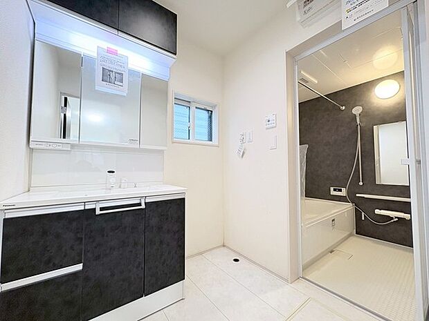 お出かけ前の身だしなみに一歩差がつく三面鏡。