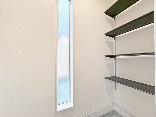 玄関横にシューズインクローク付き、雨具や三輪車を置いても余裕の広さ。