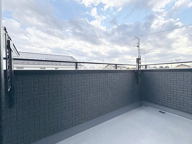 南向きバルコニーでお洗濯ものはいつもカラッと乾きます。