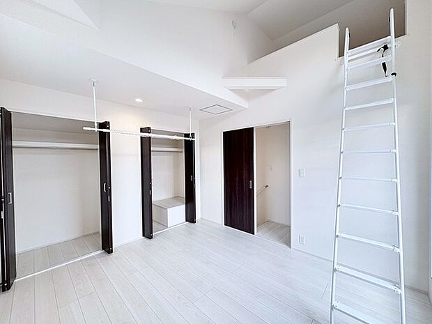 広々バルコニーから、たっぷり太陽の恵みが得られます。