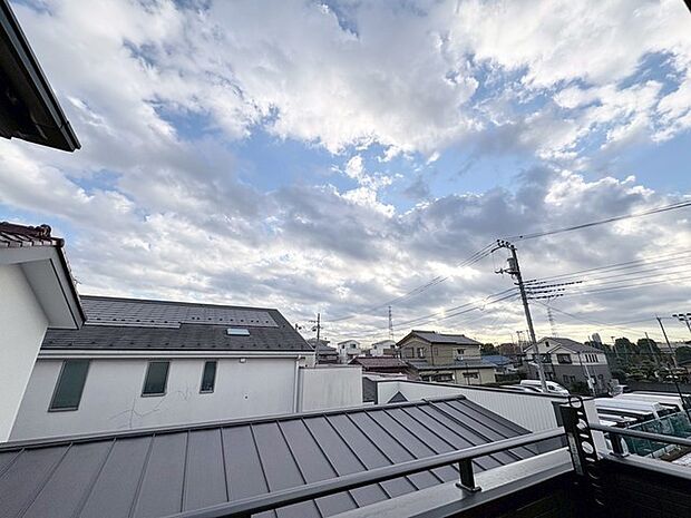 車通りの少ない閑静な住宅地、のびのびした子育てに適します。