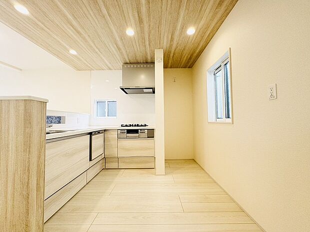 キッチン裏の空間もしっかり確保。カップボードも大きなものを置けそうです。 