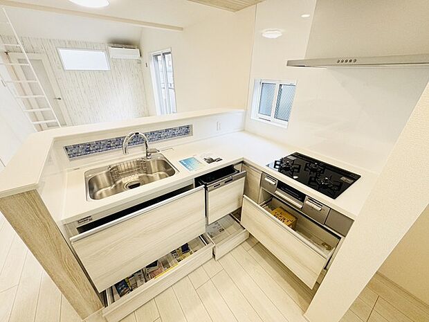 省エネ ・ 衛生的な食器洗乾燥機付。 