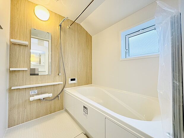 浴室は湿気がたまりやすく、換気扇だけでは心配。。。窓をあければお風呂がカラっと乾きます。