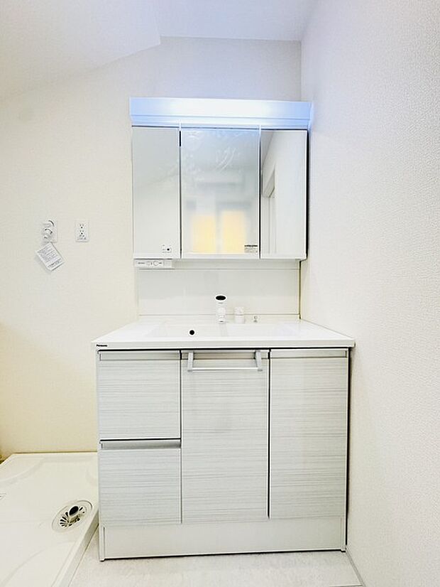 お出かけ前の身だしなみに一歩差がつく三面鏡。 