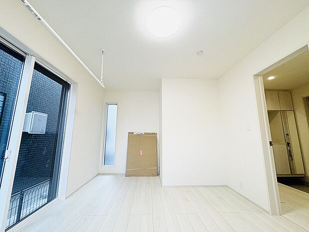 今からここを誰のお部屋にしようか、そんな洋室。大きさは7.0帖です。 