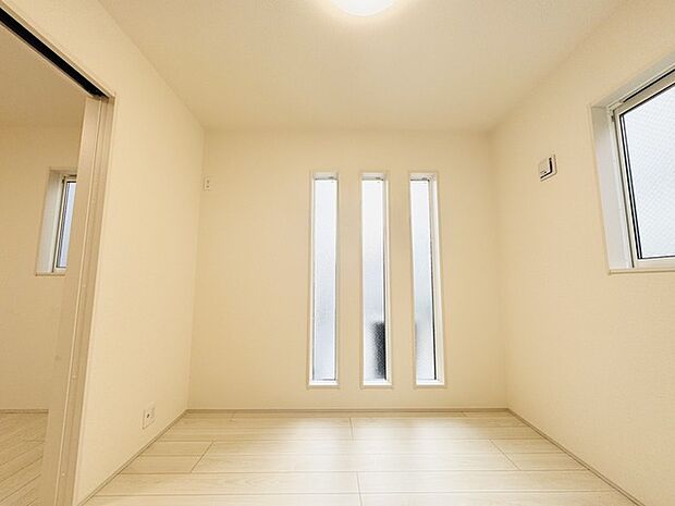 今からここを誰のお部屋にしようか、そんな洋室。大きさは4.5帖です。