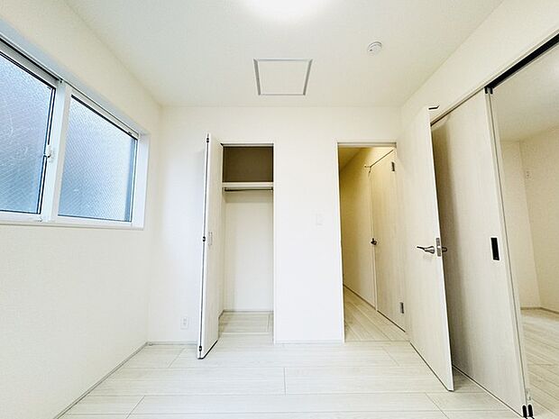 新築の木の匂いのする室内。写真では伝わらないので、ぜひ現地でお確かめください。