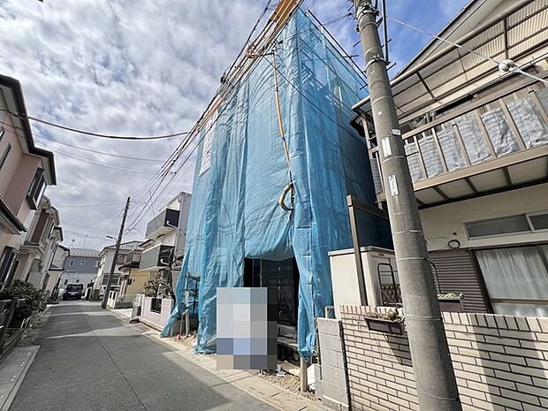 住民の方が主に利用する交通量少なめの道路に面してます。