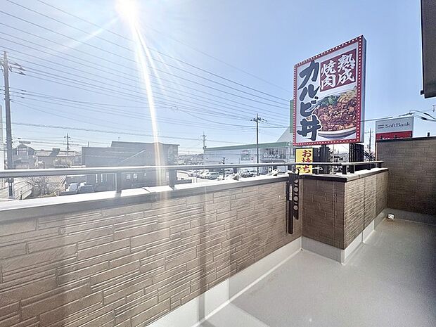 陽光きらめく、広々としたバルコニーから季節の移ろいを感じる。