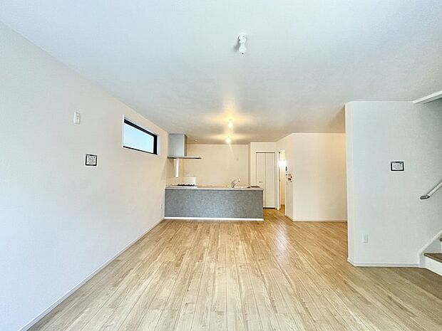 心地よい広がりと温かみのある木目が、穏やかな暮らしを演出する空間