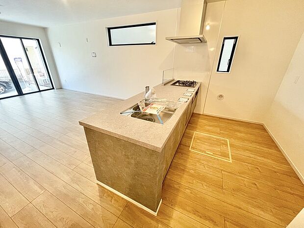 広々とした空間に、温かみのある床材が心地よさを演出します