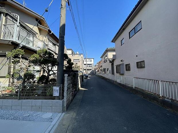 澄み渡る空の下、穏やかな街並みが広がります