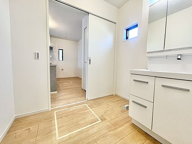 白と木目で整えられた、穏やかな空間が広がります。