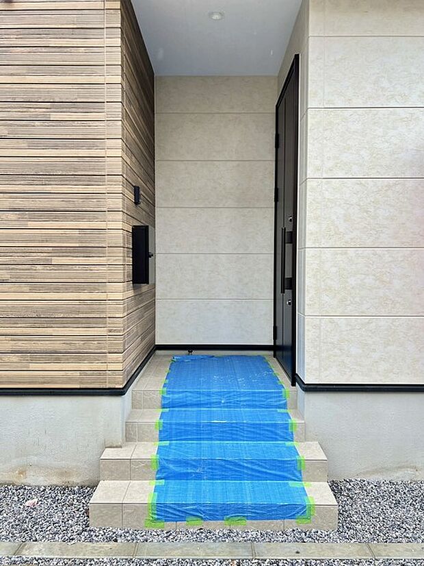 この扉を開けると、新築の木の匂いが待ってます。