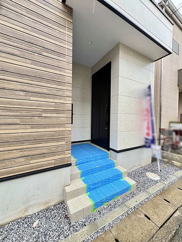 新築の玄関扉。きっと今のお家より重厚感が違います。