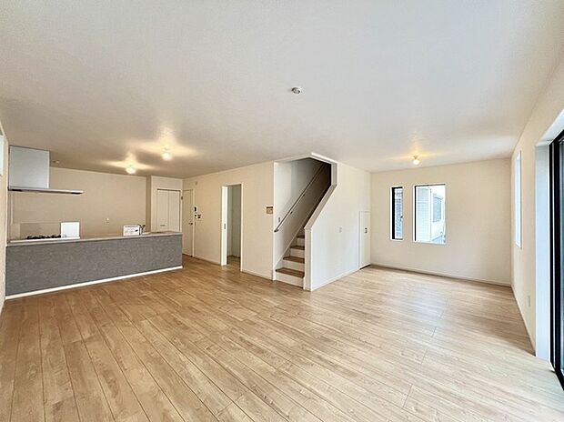 いつでもご案内いたします。大空間のリビングが魅力の新築戸建が完成しました。是非、ご見学ください。